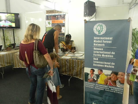 docs/news/Avril-juillet 2012/PFBC-Stand_CongoBasinRio20bonC.jpg